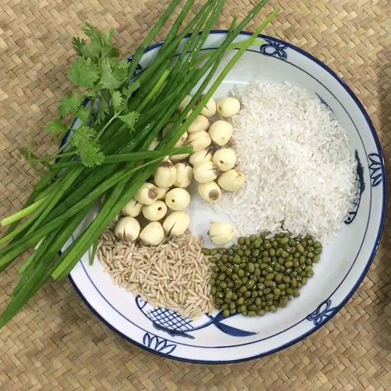 Chuẩn bị các nguyên liệu cháo đậu xanh hạt sen gà ác