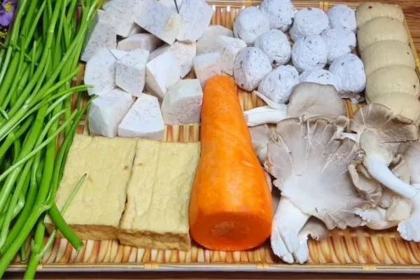 Chuẩn bị nguyên liệu đầy đủ cho món lẩu chao chay