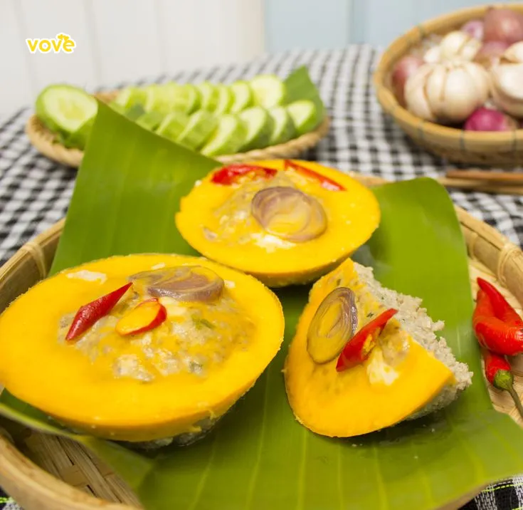 Nấu nước dùng từ mắm cá linh xay tạo nên màu sắc hấp dẫn cho lẩu mắm