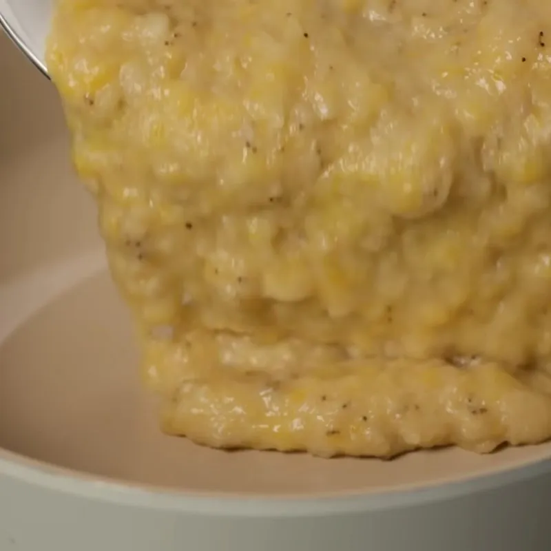 Chuối được sên trên chảo tạo màu vàng óng đẹp mắt