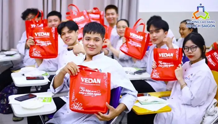 Sinh viên thực hành kỹ năng nấu bếp thực tế