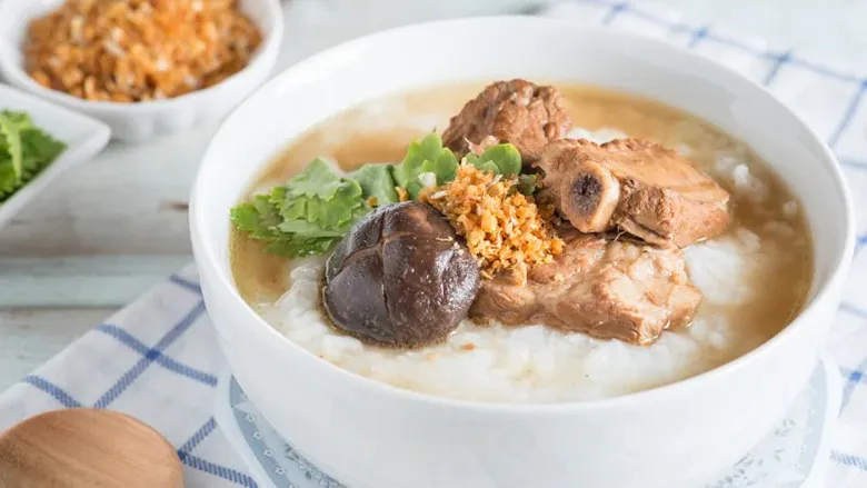 Món cháo sườn non được ninh nhừ bằng nồi cơm điện rất hấp dẫn