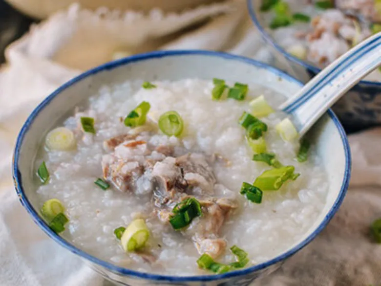 Cháo xương hầm bằng nồi cơm điện bổ dưỡng cho cả gia đình