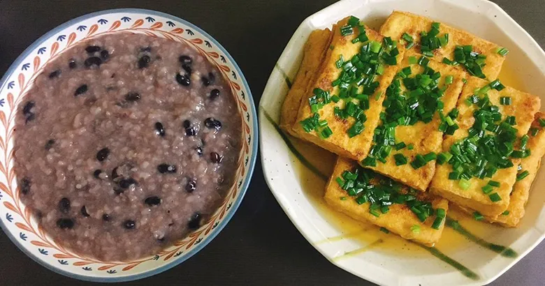 Cách nấu cháo đậu đen nhanh nhừ bằng nồi cơm điện trong mùa hè