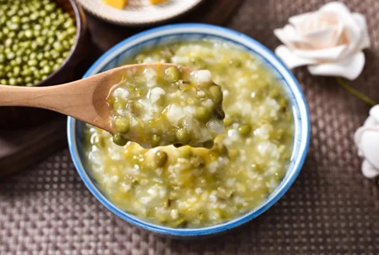 Cháo đậu xanh thơm bùi nấu bằng nồi cơm điện rất đơn giản