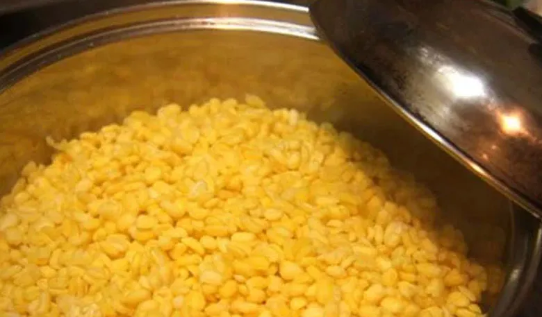 Công đoạn hấp đậu xanh cho chín mềm trước khi thực hiện cách nấu chè đỗ xanh hạt sen