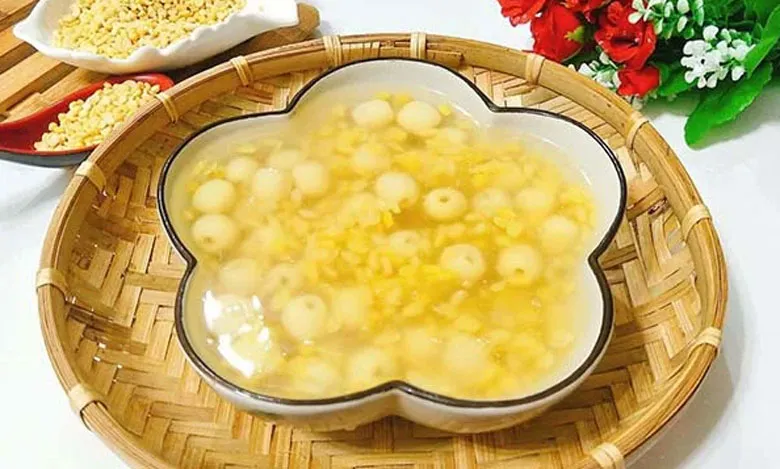 Thành phẩm chè đỗ xanh hạt sen thơm ngon sau khi hoàn tất cách nấu chè đỗ xanh hạt sen