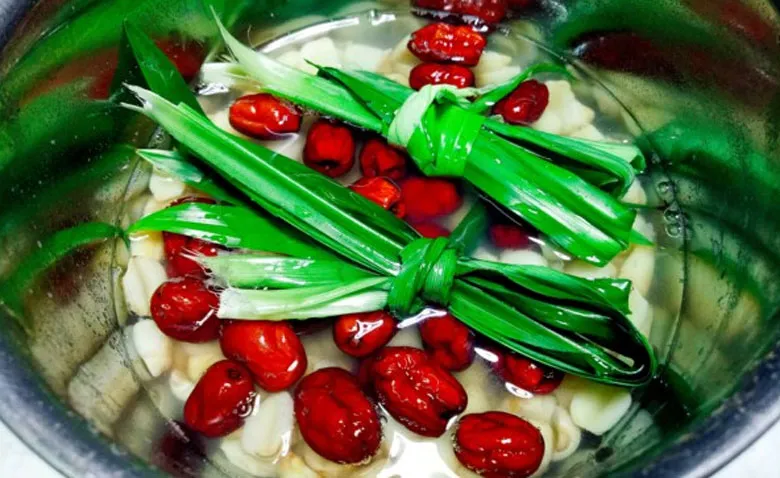 Quá trình nấu chè táo đỏ hạt sen