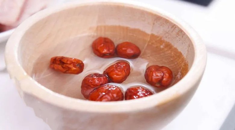 Sơ chế nguyên liệu chè táo đỏ đậu xanh hạt sen