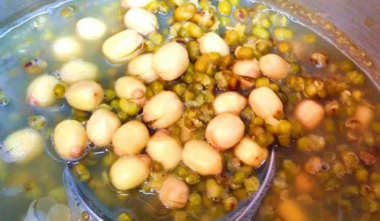 Quá trình nấu chè táo đỏ đậu xanh hạt sen