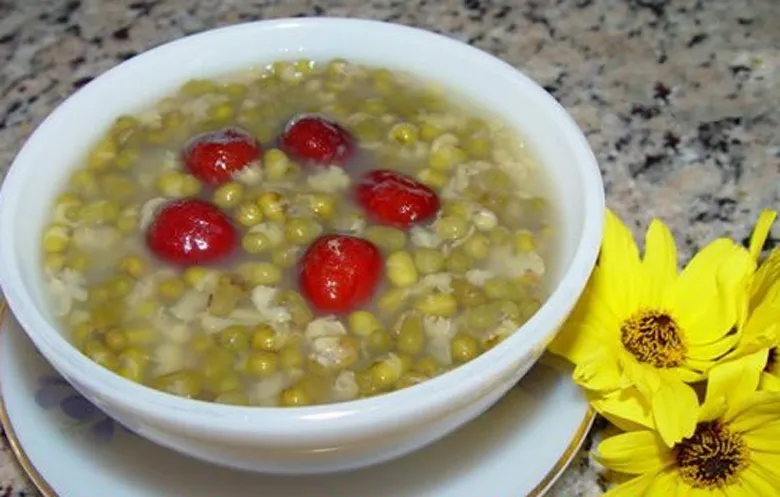 Thành phẩm chè táo đỏ đậu xanh hạt sen