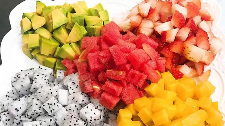 Cách nấu thạch rau câu trái cây: Thái nhỏ trái cây