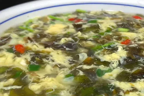 Trứng gà tạo vân mây đẹp mắt trong bát canh