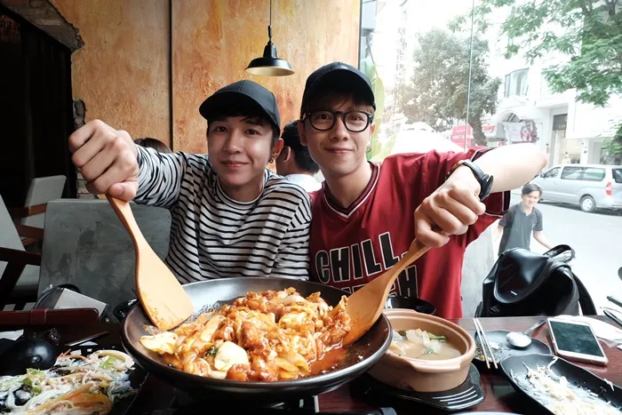 Khách hàng check-in tại Cocodak Chicken