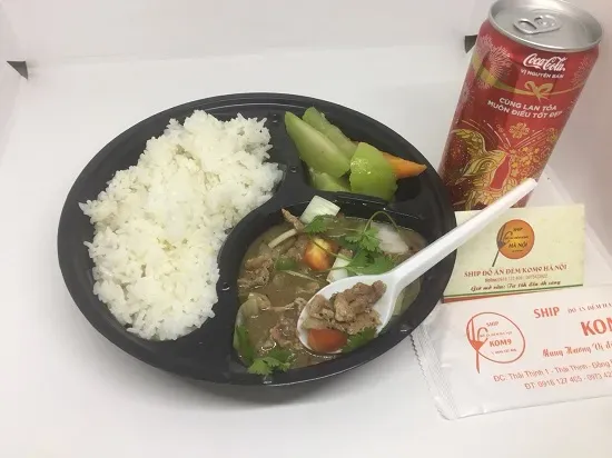 Cơm bò nóng hổi, thịt bò mềm thơm, món ngon cho bữa đêm tại Hà Nội