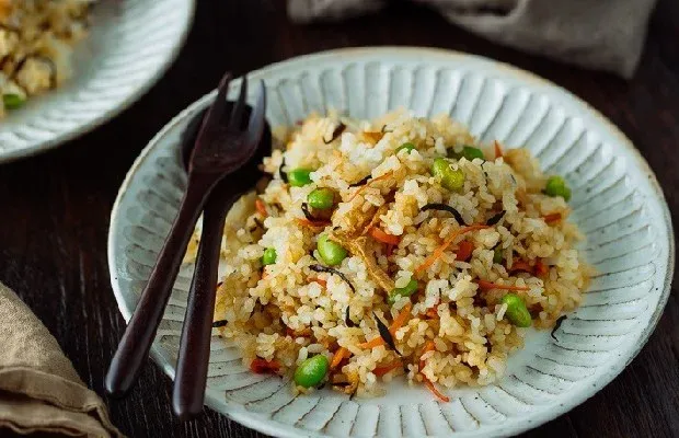 Cơm chiên cùng nhiều loại rau củ