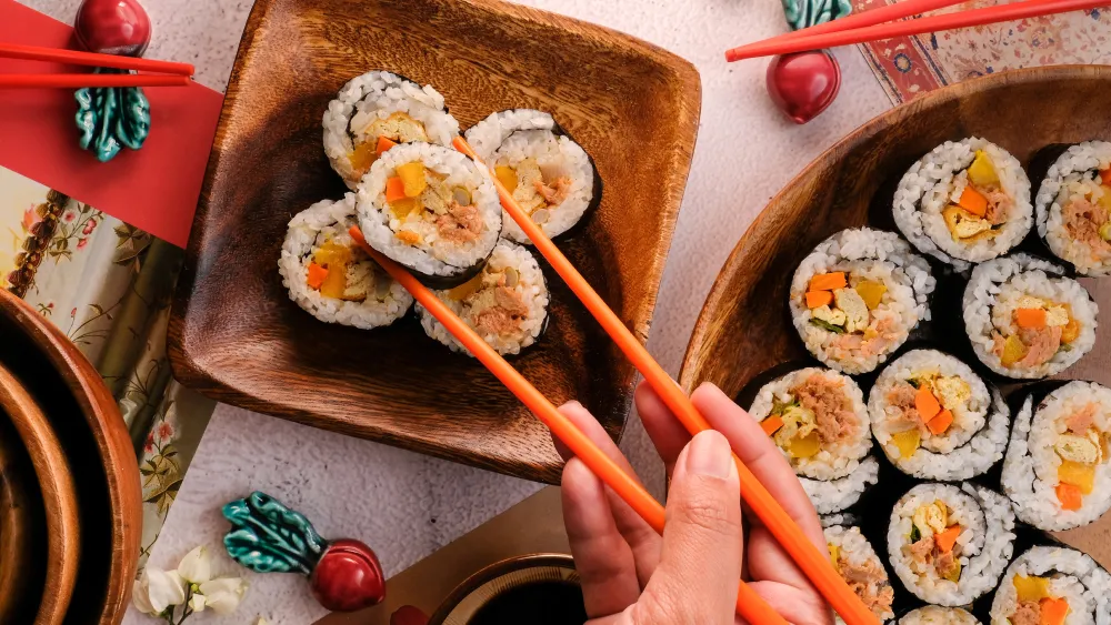 Cơm cuộn kimbap Hàn Quốc dã ngoại