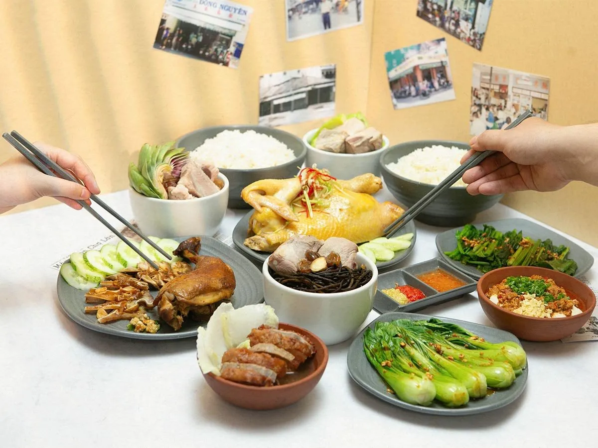 Món cơm gà xì dầu với miếng thịt gà bóng mượt tại hệ thống cơm gà Đông Nguyên