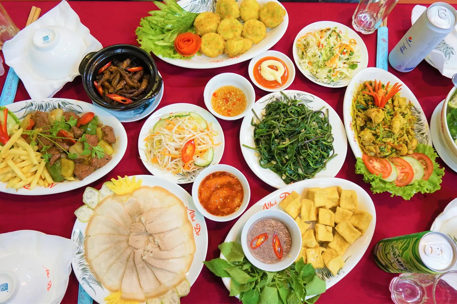 Cơm niêu đập tại nhà hàng Nhà Đỏ với lớp cơm cháy vàng giòn