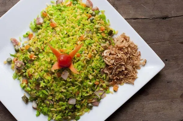 Cơm rang được trình bày trên đĩa, một lựa chọn phổ biến cho bữa ăn đêm ngon và no bụng