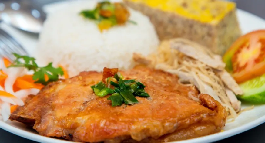Cơm tấm Bụi Sài Gòn với sườn nướng thơm lừng