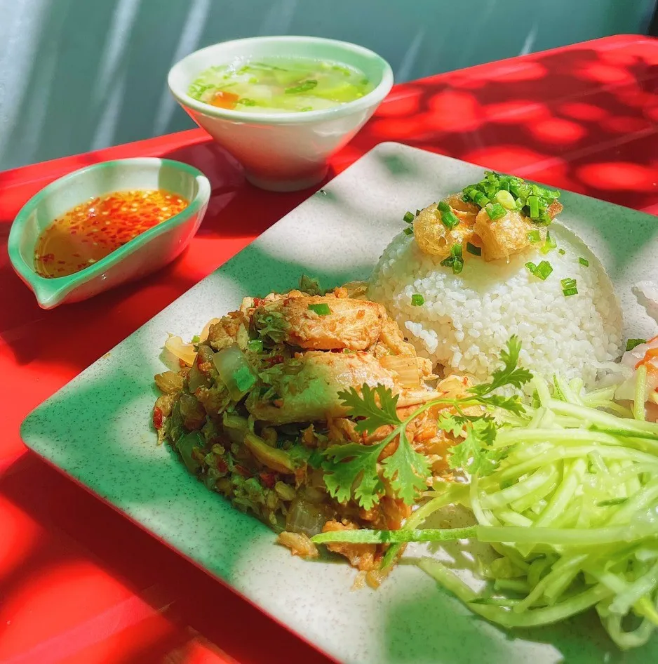 Cơm tấm sườn nướng tại Địa Phương