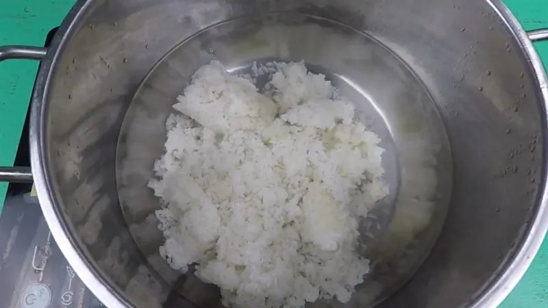 Một muỗng dầu ăn được thêm vào nồi cháo