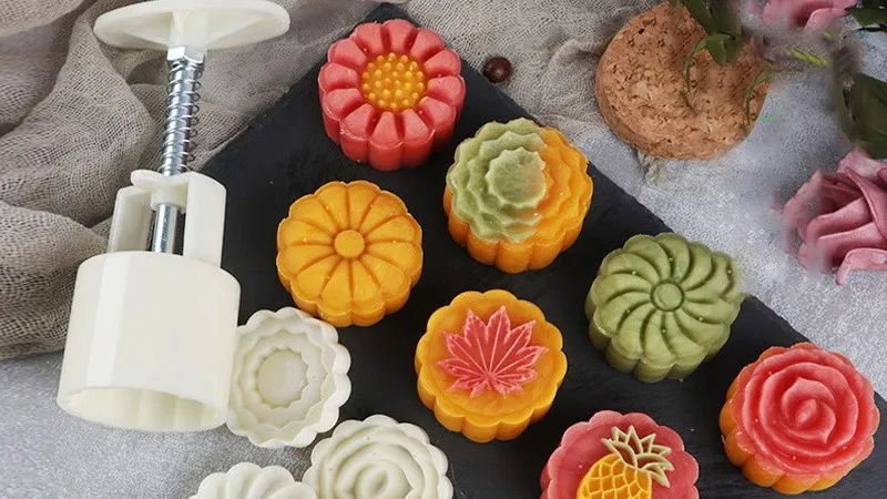 Khuôn bánh trung thu với nhiều họa tiết khác nhau