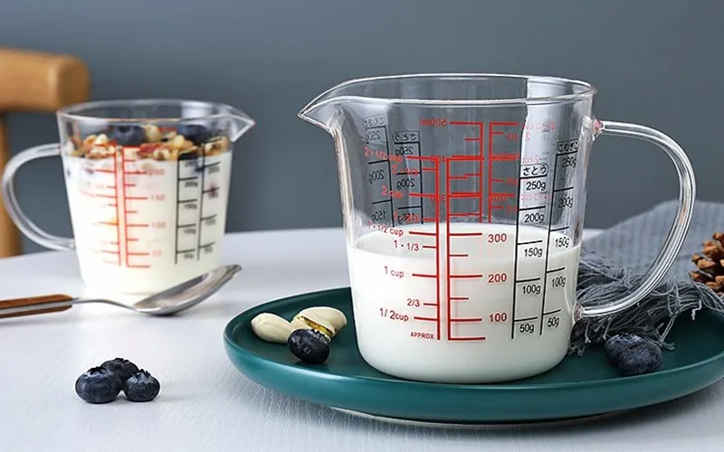 Cốc đong thủy tinh với vạch chia ml rõ ràng