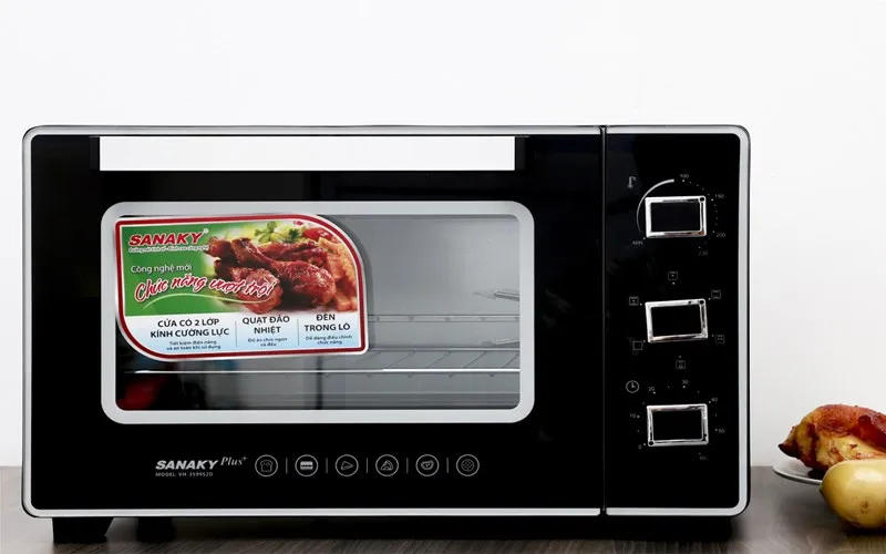 Lò nướng thùng với khay nướng phẳng, cửa kính trong suốt giúp quan sát bánh