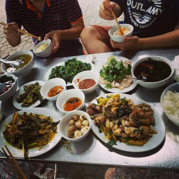 Quán cơm bà Vinh - Cơm gà đặc sản