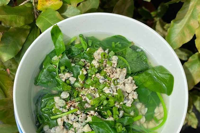 Cháo hến rau mồng tơi thanh mát, dễ tiêu hóa cho bé