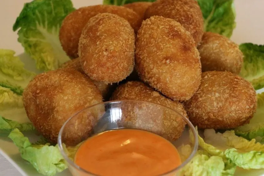 Bánh khoai sọ nhân thịt chiên giòn rụm