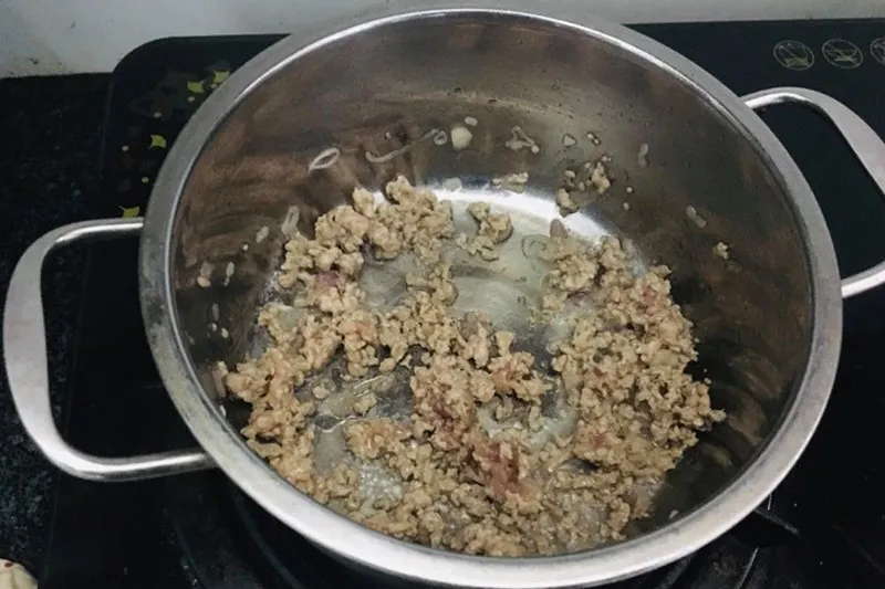 Xào thịt nạc băm với hành tím phi thơm giúp nước canh thêm đậm đà