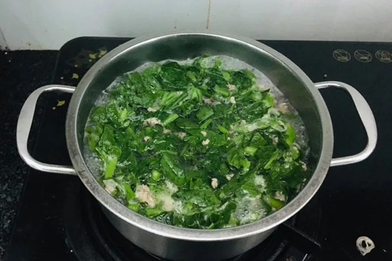 Cho rau mồng tơi vào nồi nước sôi và nấu chín tới để giữ màu xanh