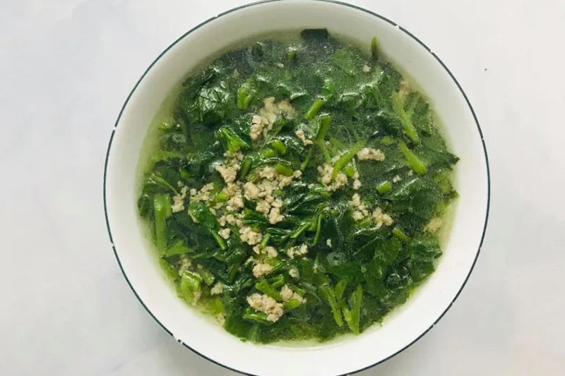 Bát canh rau mồng tơi nấu thịt nạc thơm ngon giúp giải nhiệt cơ thể