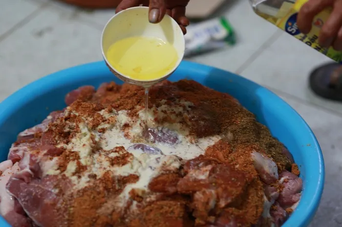 Quá trình trộn gia vị đòi hỏi sự tỉ mỉ để từng thớ thịt đều ngấm trọn tinh hoa thảo mộc