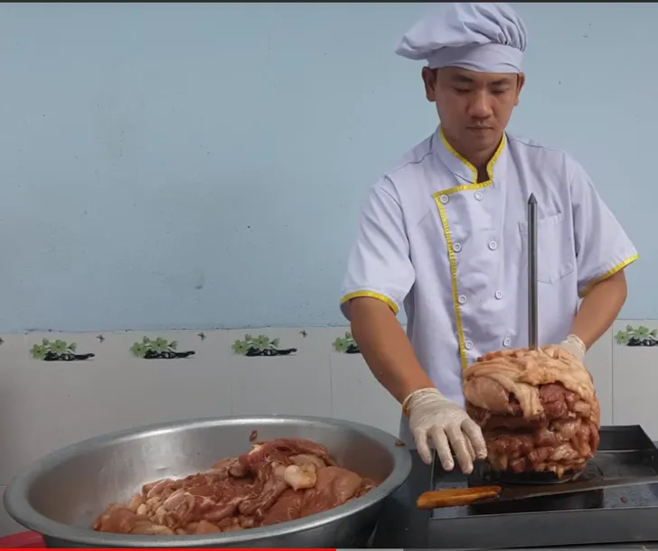 Kỹ thuật xếp thịt vào xiên theo quy tắc nạc mỡ xen kẽ để đạt độ bóng mượt khi nướng