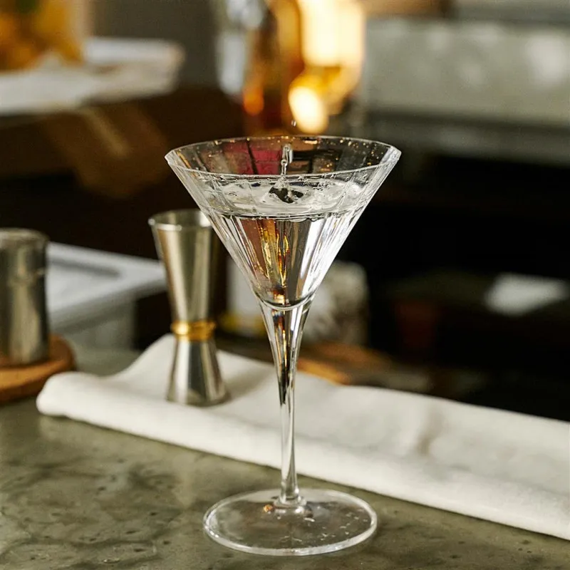 Ly Martini pha lê cao cấp với hình dáng chữ V đặc trưng.