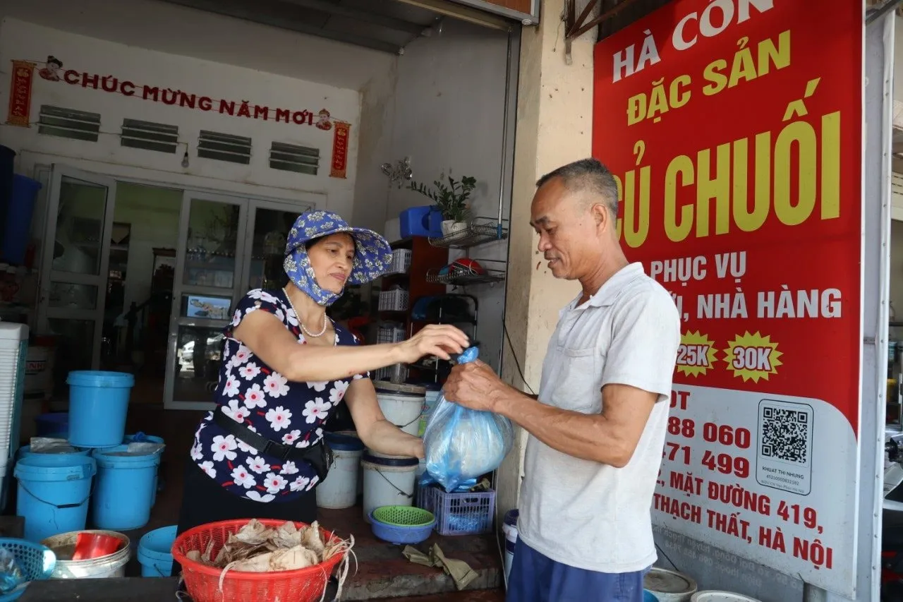 Củ chuối sơ chế bán tại cửa hàng