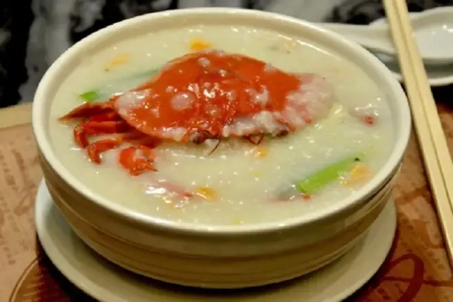 Mẹ cần quan sát kỹ các phản ứng của bé khi lần đầu ăn cháo cua biển để phòng dị ứng