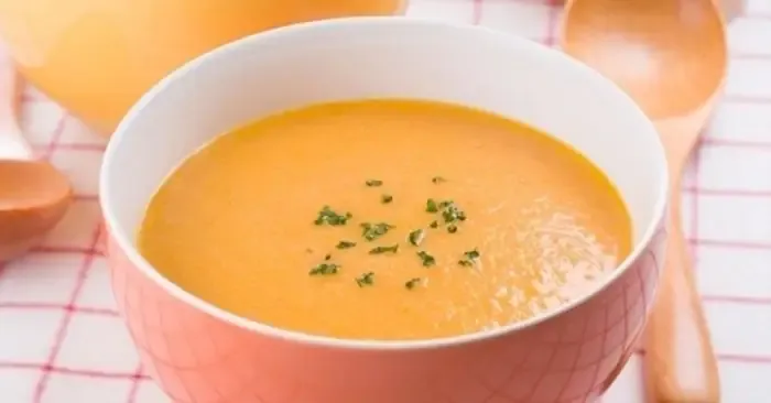 Cháo cua biển bí đỏ cung cấp nhiều vitamin A hỗ trợ phát triển thị lực cho trẻ nhỏ