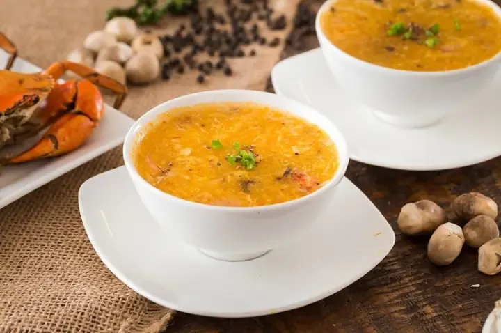 Món cháo cua biển nấu cùng cà rốt có màu sắc vô cùng hấp dẫn và giàu vitamin A