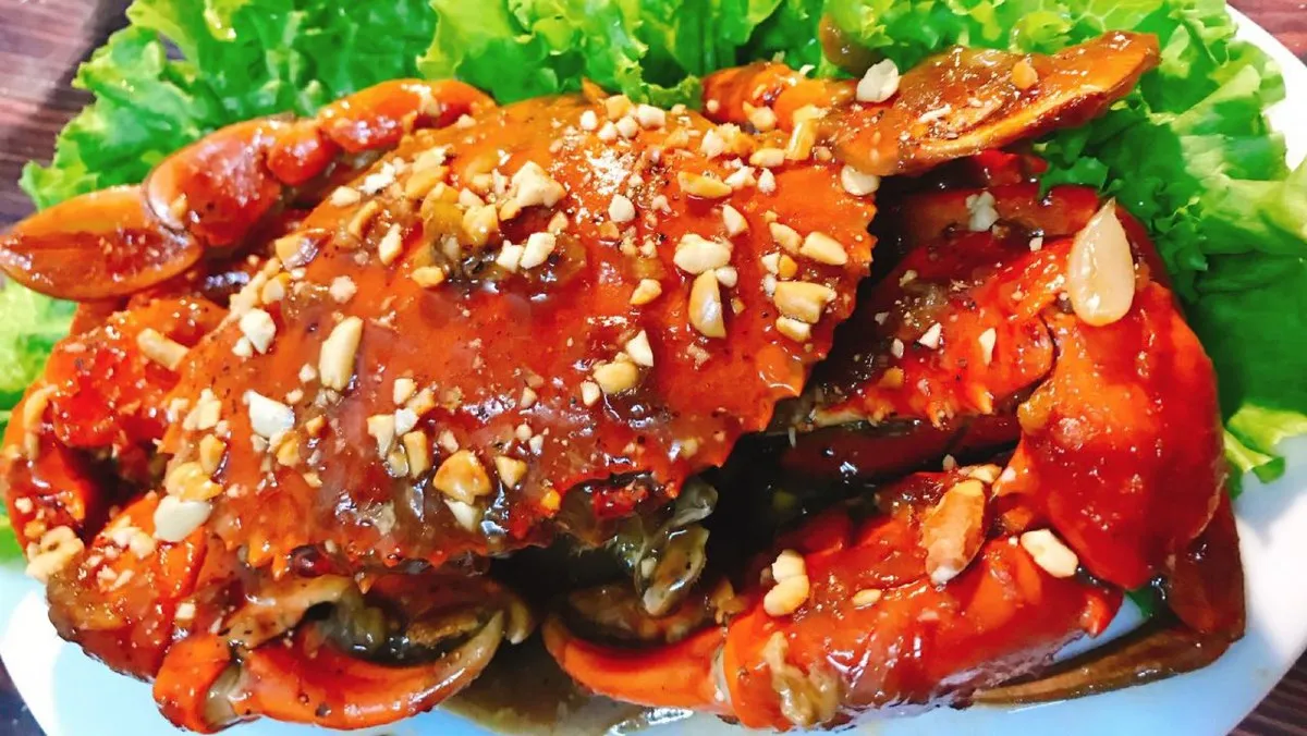 Cua biển rang me kết hợp đậu phộng