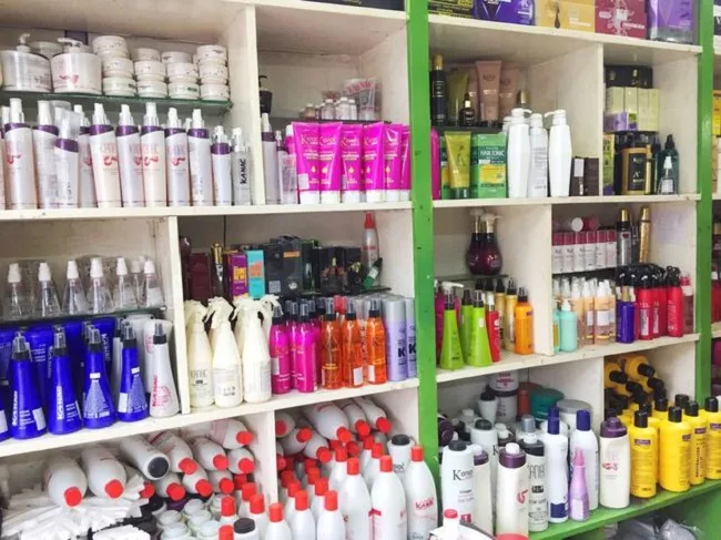 Cửa hàng mỹ phẩm và dụng cụ tóc giá rẻ
