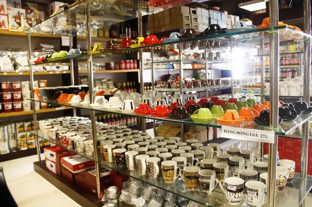 Siêu thị dụng cụ bar cafe với kệ진열 đầy đủ thiết bị pha chế chuyên nghiệp