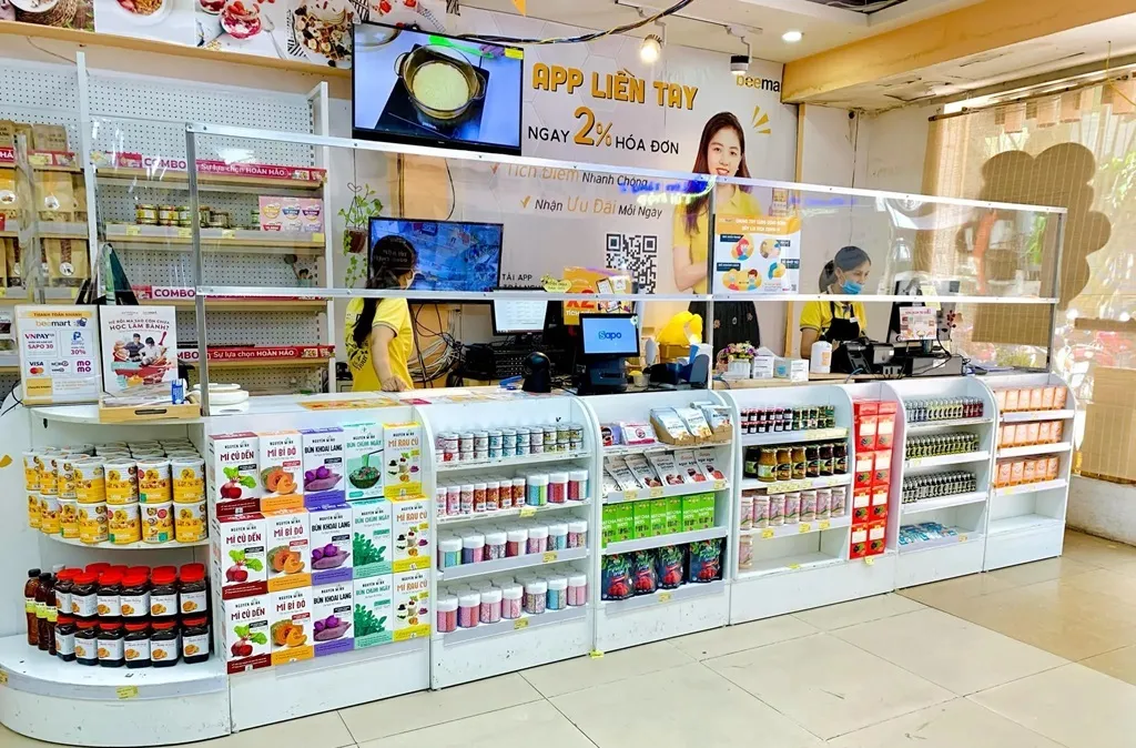 Cửa hàng Beemart với màu vàng đặc trưng và kệ trưng bày nguyên liệu