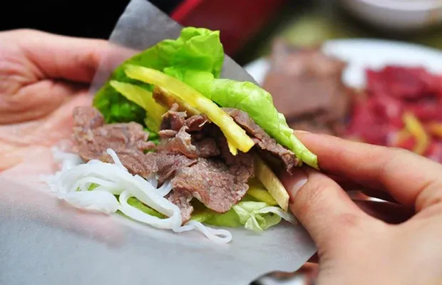 Cuộn thịt bò với rau