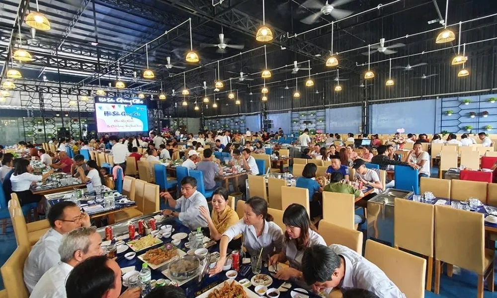 Thực khách trực tiếp chọn hải sản tại bể của Hải Sản Giang Ghẹ