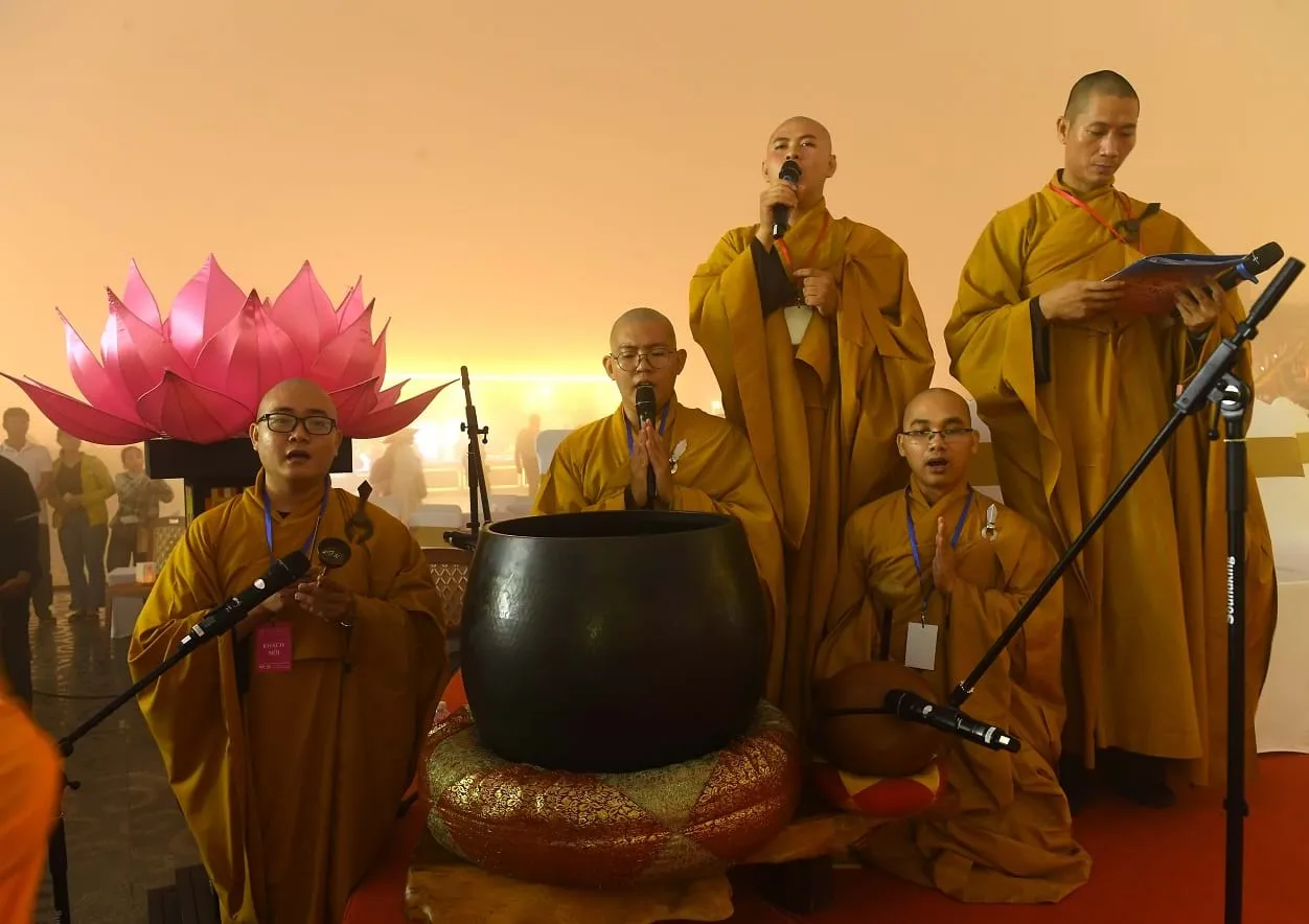 Lời kinh cầu nguyện trầm ấm và thành kính lan tỏa ước mong thế giới sống trong hòa bình, an lạc